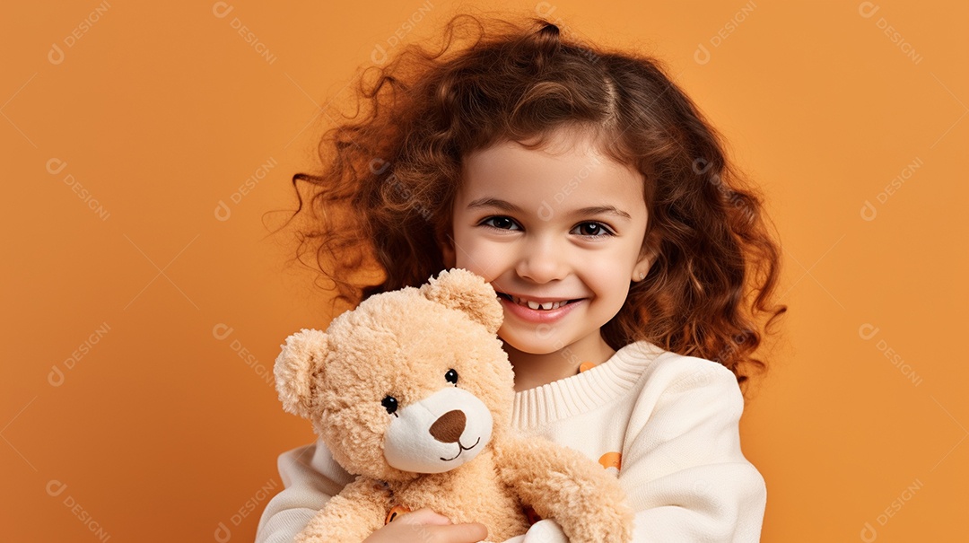 Garota branca em roupas casuais se diverte, abraça o ursinho de pelúcia