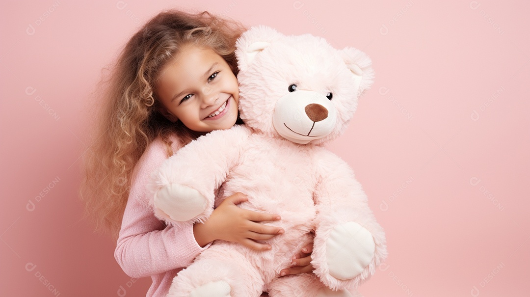 Garota branca em roupas casuais se diverte, abraça o ursinho de pelúcia