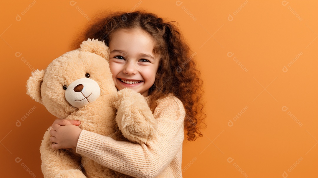 Garota branca em roupas casuais se diverte, abraça o ursinho de pelúcia