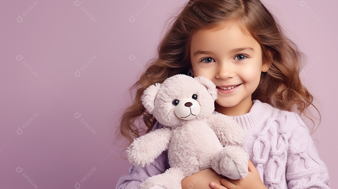 Garota branca em roupas casuais se diverte, abraça o ursinho de pelúcia