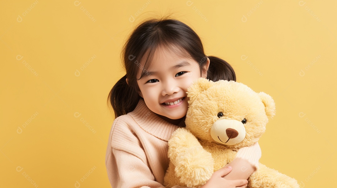 Garota branca em roupas casuais se diverte, abraça o ursinho de pelúcia