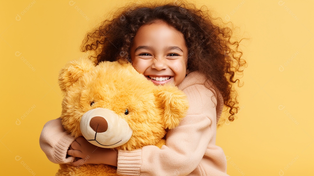 Garota branca em roupas casuais se diverte, abraça o ursinho de pelúcia