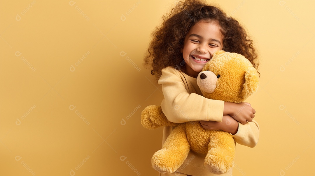 Garota branca em roupas casuais se diverte, abraça o ursinho de pelúcia