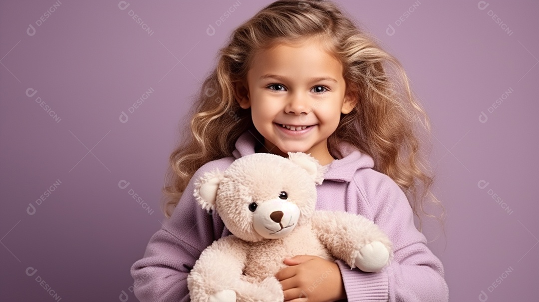 Garota branca em roupas casuais se diverte, abraça o ursinho de pelúcia