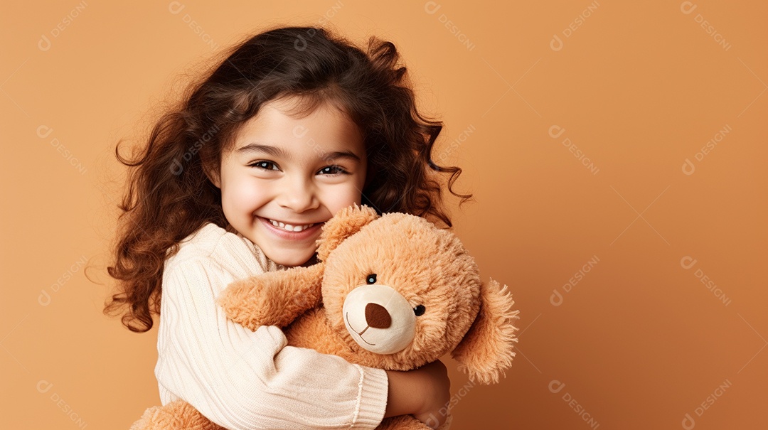 Garota branca em roupas casuais se diverte, abraça o ursinho de pelúcia