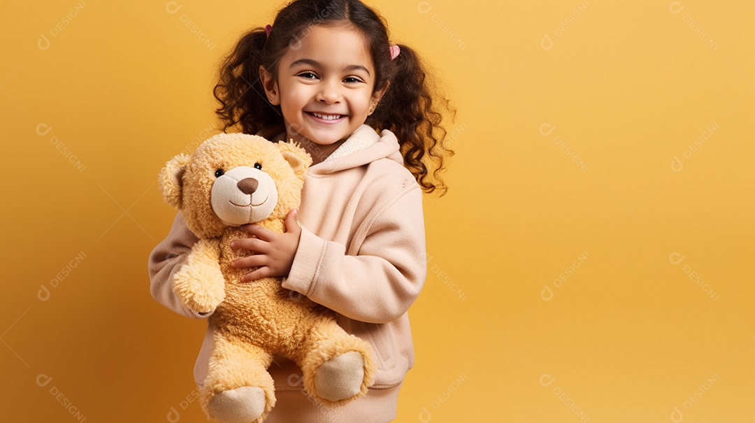 Garota branca em roupas casuais se diverte, abraça o ursinho de pelúcia