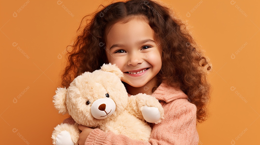 Garota branca em roupas casuais se diverte, abraça o ursinho de pelúcia