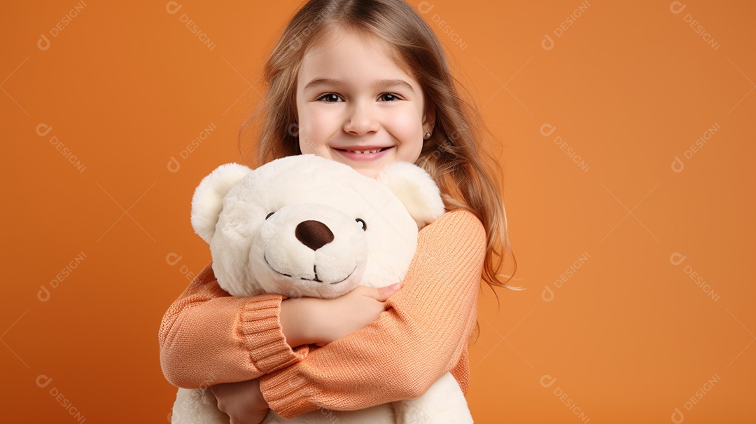 Garota branca em roupas casuais se diverte, abraça o ursinho de pelúcia