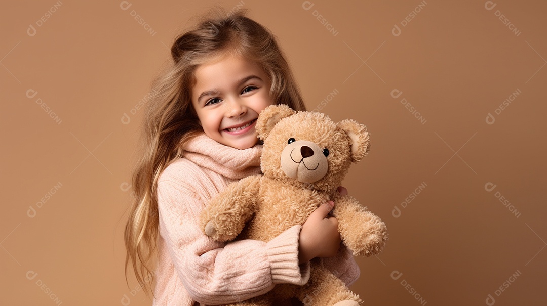 Garota branca em roupas casuais se diverte, abraça o ursinho de pelúcia