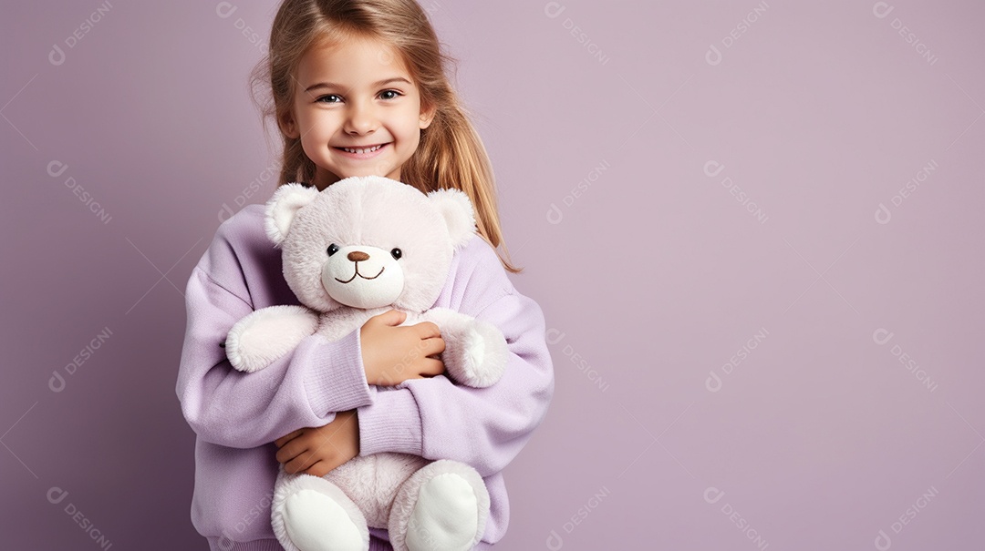 Garota branca em roupas casuais se diverte, abraça o ursinho de pelúcia