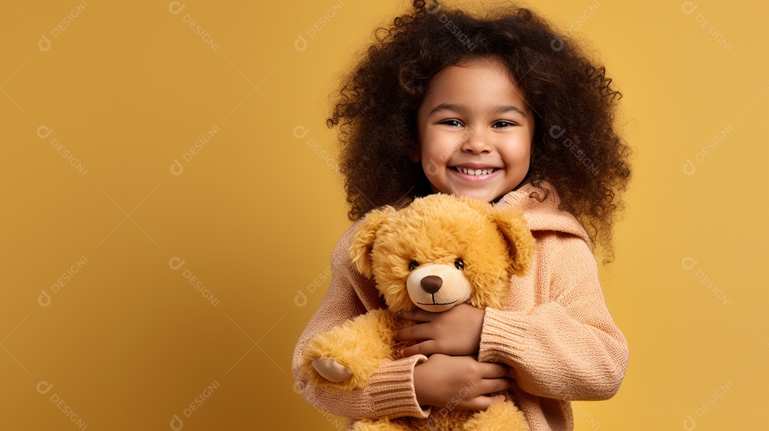 Garota branca em roupas casuais se diverte, abraça o ursinho de pelúcia