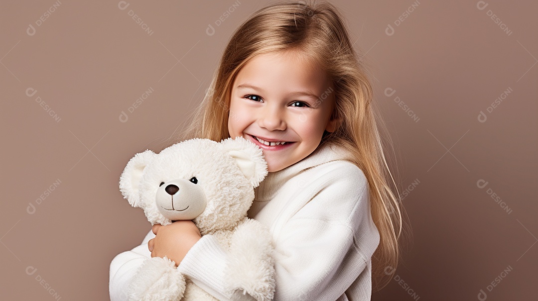 Garota branca em roupas casuais se diverte, abraça o ursinho de pelúcia