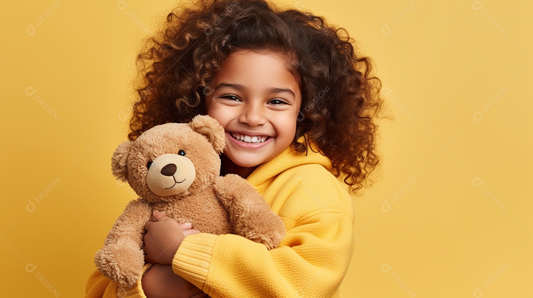 Garota branca em roupas casuais se diverte, abraça o ursinho de pelúcia