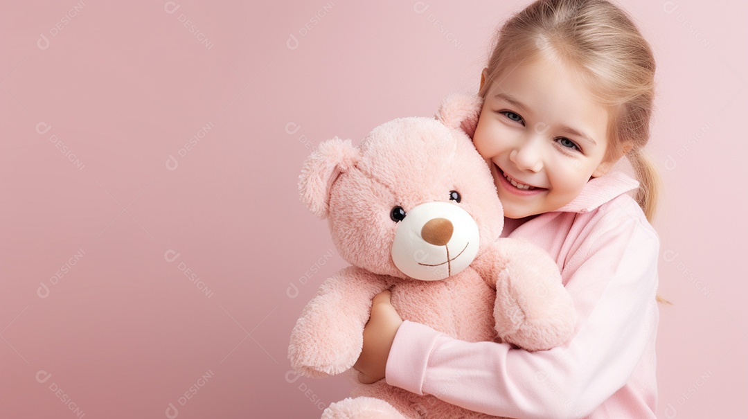 Garota branca em roupas casuais se diverte, abraça o ursinho de pelúcia