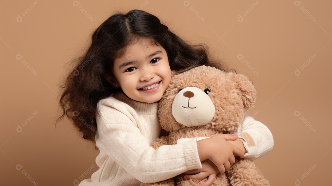 Garota branca em roupas casuais se diverte, abraça o ursinho de pelúcia