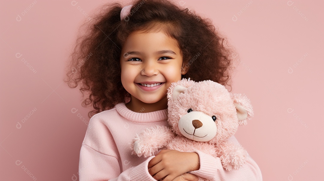 Garota branca em roupas casuais se diverte, abraça o ursinho de pelúcia