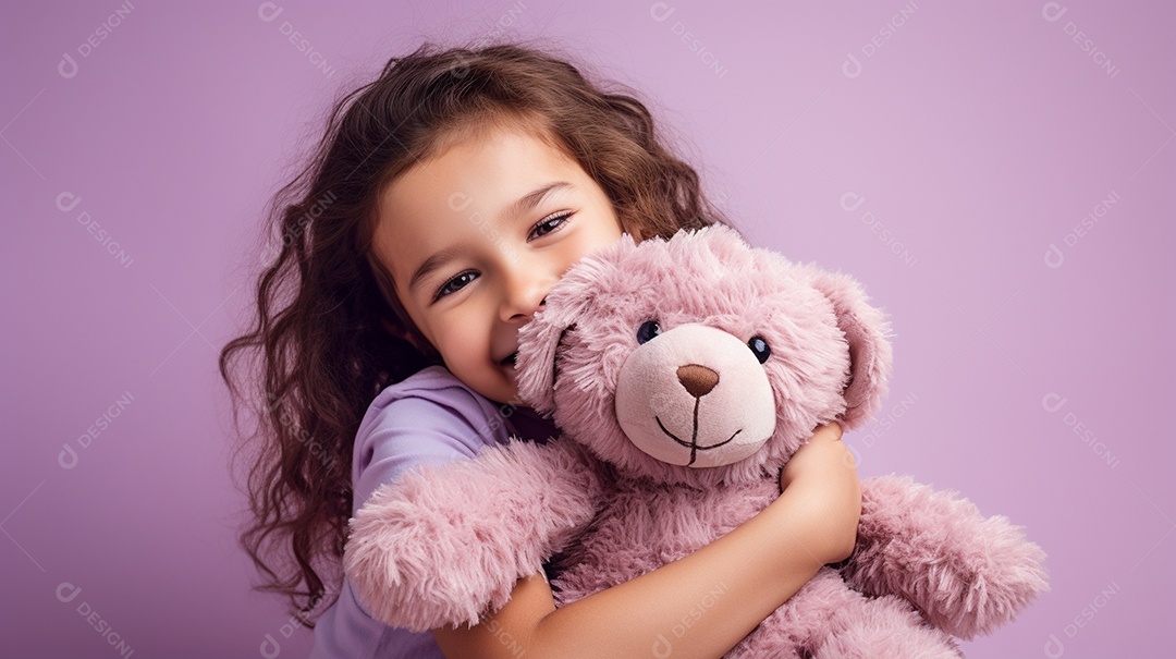 Garota branca em roupas casuais se diverte, abraça o ursinho de pelúcia