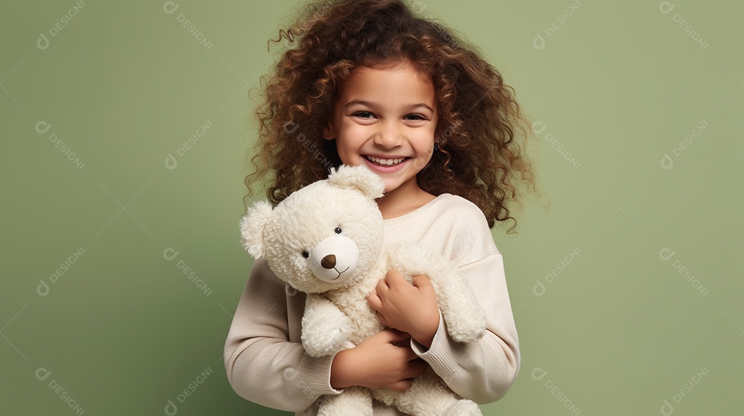 Garota branca em roupas casuais se diverte, abraça o ursinho de pelúcia