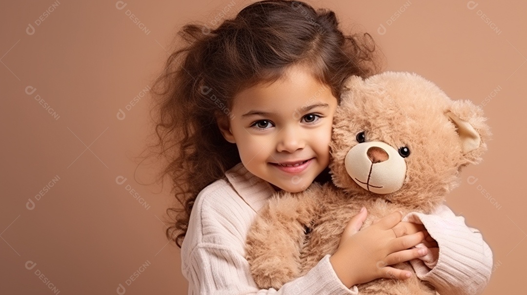 Garota branca em roupas casuais se diverte, abraça o ursinho de pelúcia