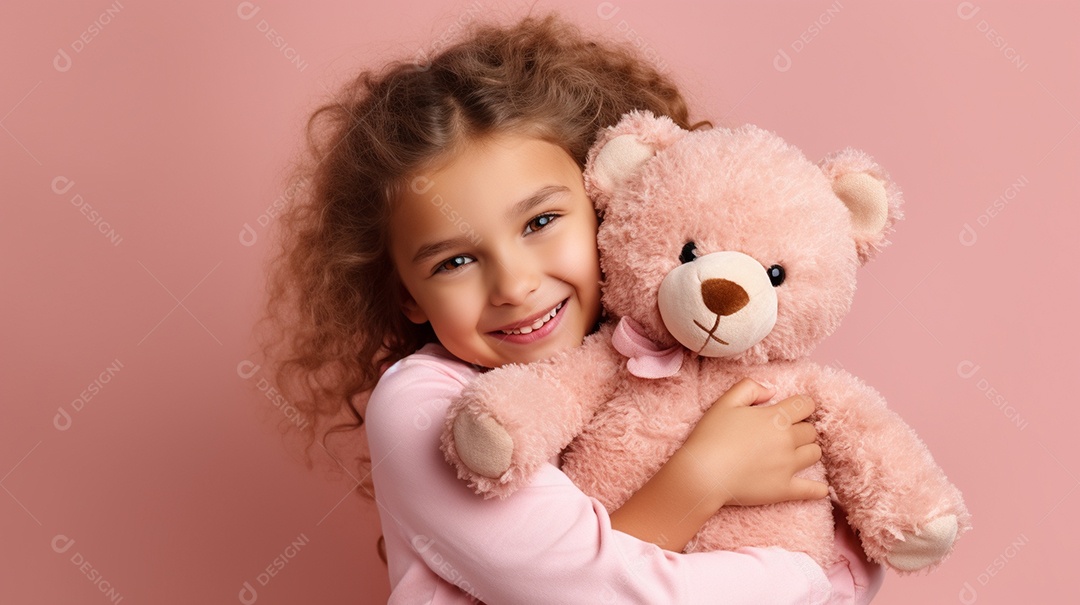 Garota branca em roupas casuais se diverte, abraça o ursinho de pelúcia