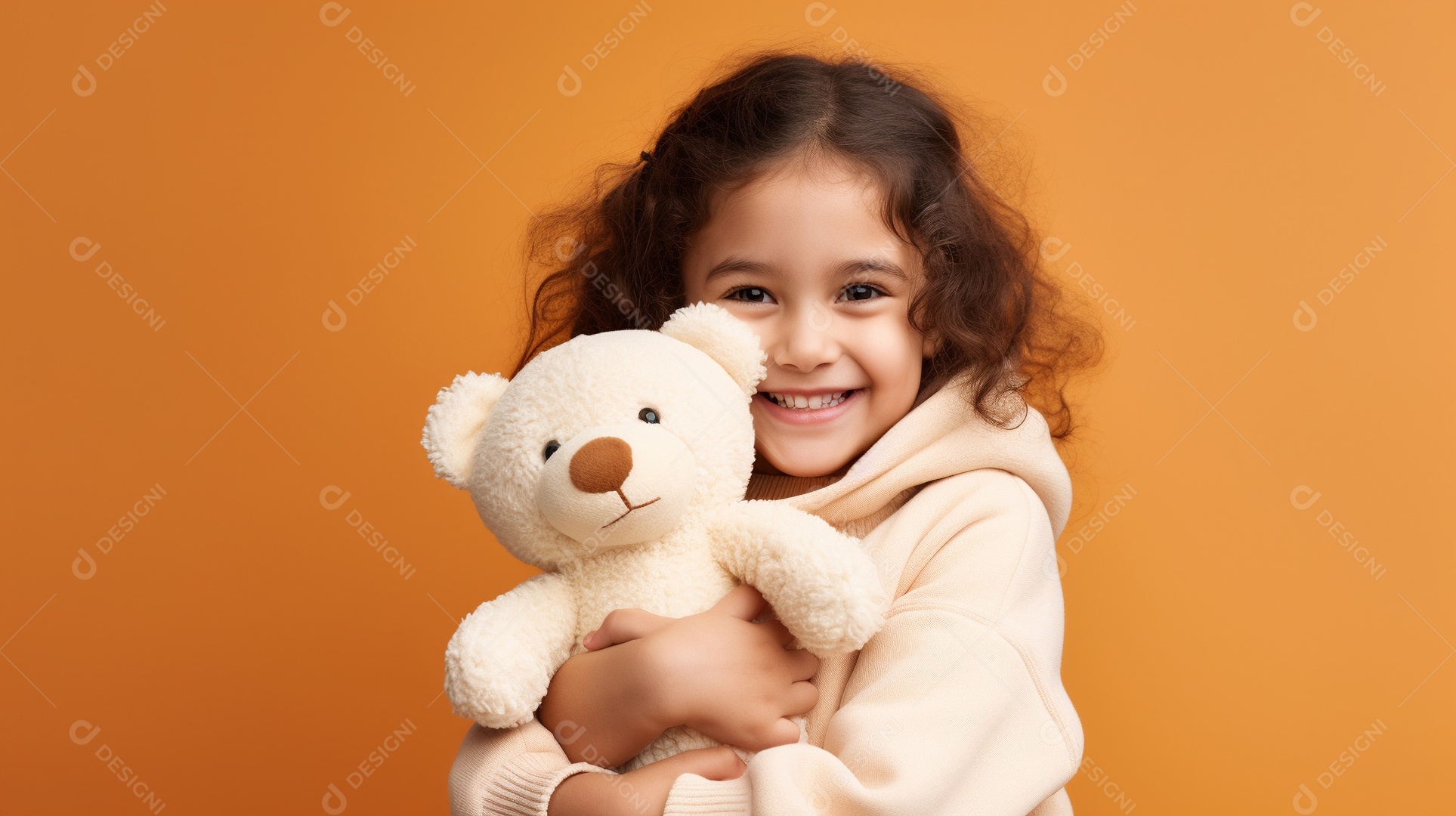 Garota branca em roupas casuais se diverte, abraça o ursinho de pelúcia