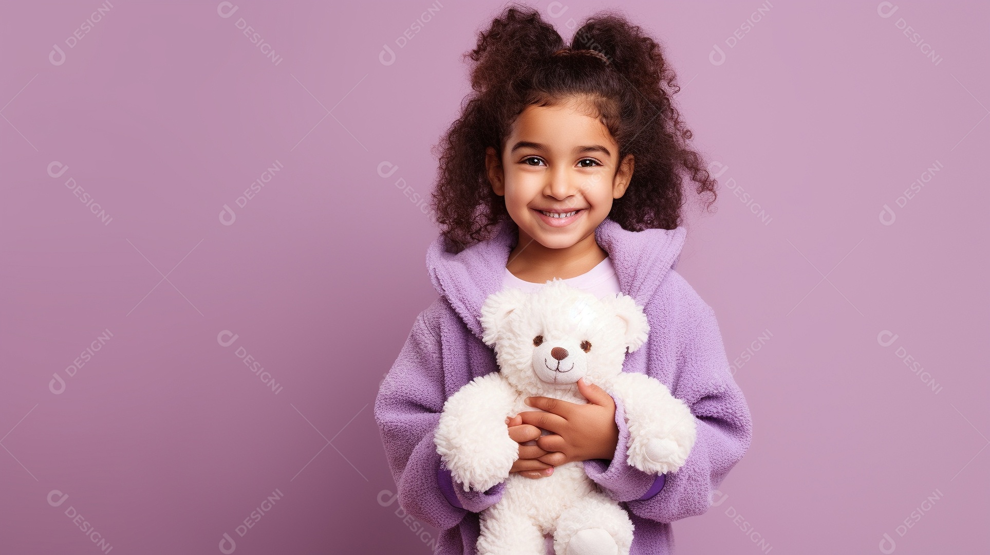 Garota branca em roupas casuais se diverte, abraça o ursinho de pelúcia