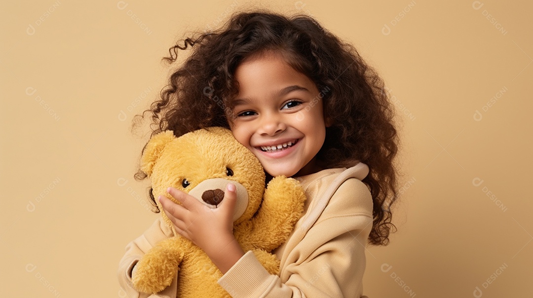 Garota branca em roupas casuais se diverte, abraça o ursinho de pelúcia