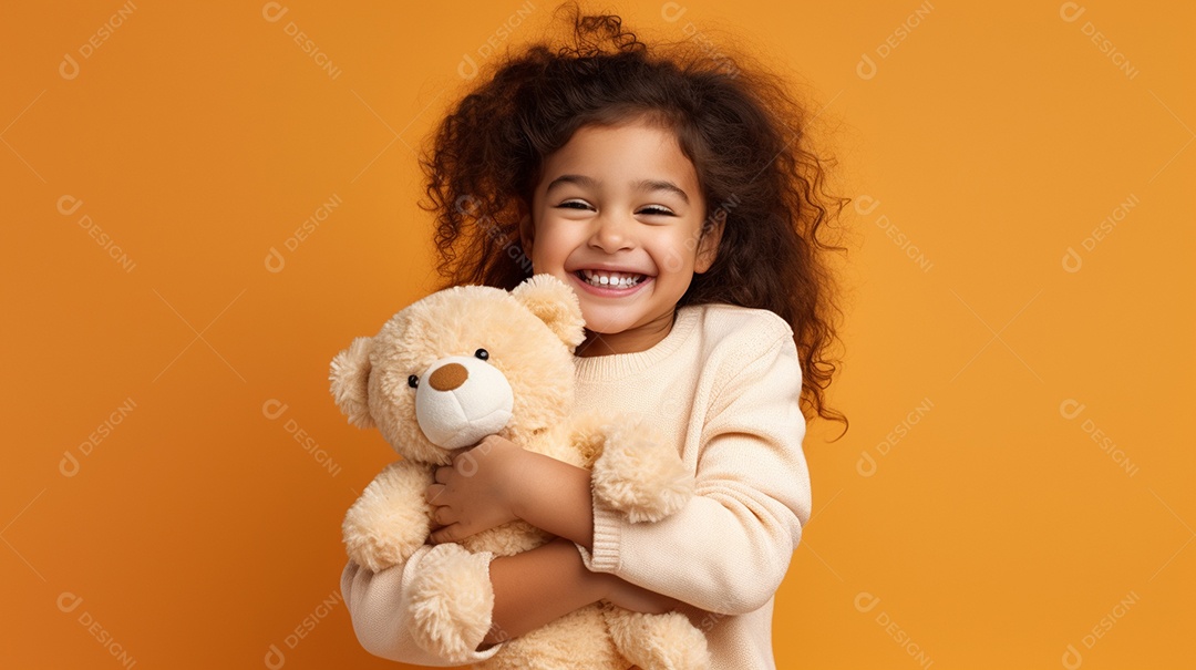 Garota branca em roupas casuais se diverte, abraça o ursinho de pelúcia