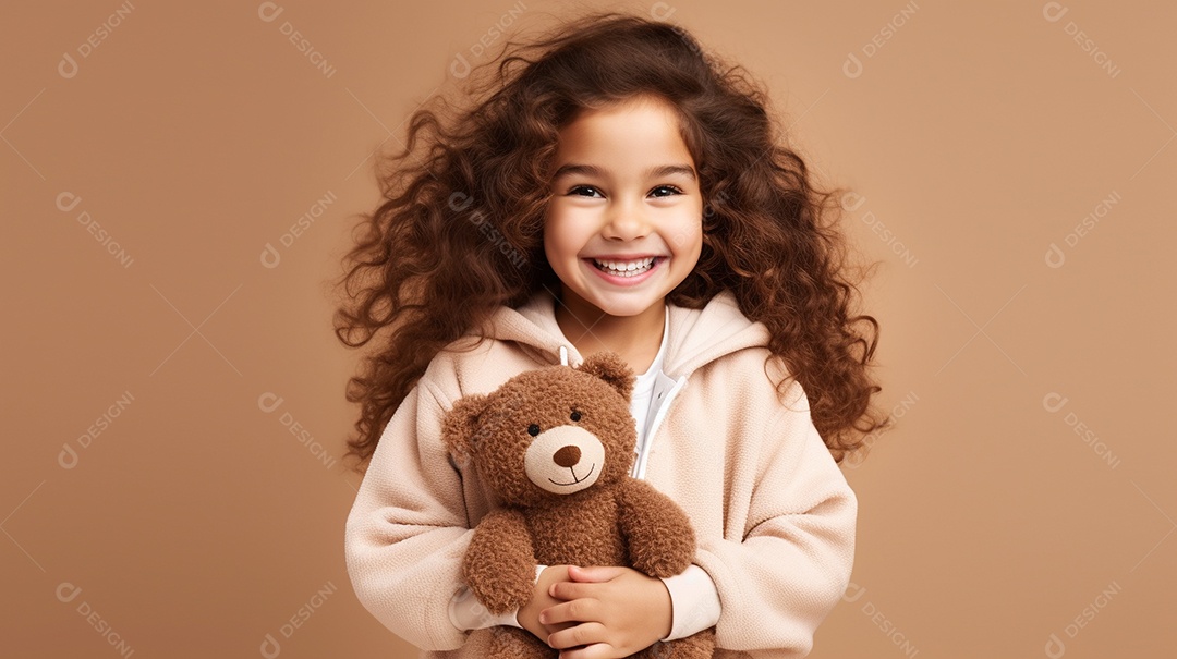 Garota branca em roupas casuais se diverte, abraça o ursinho de pelúcia