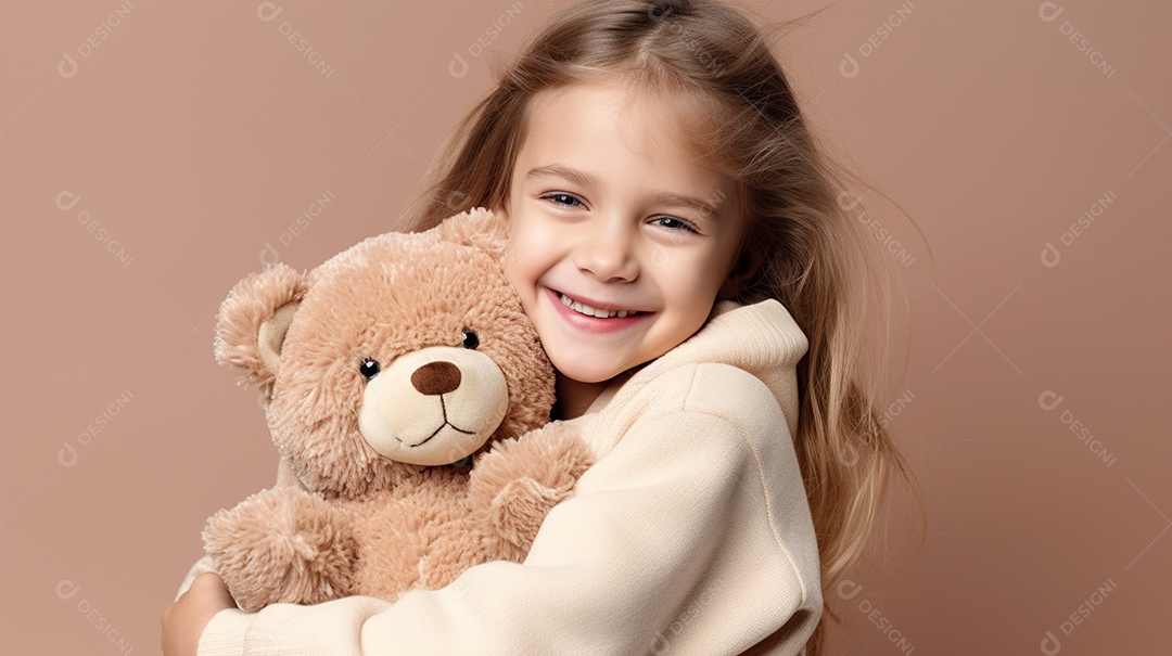 Garota branca em roupas casuais se diverte, abraça o ursinho de pelúcia