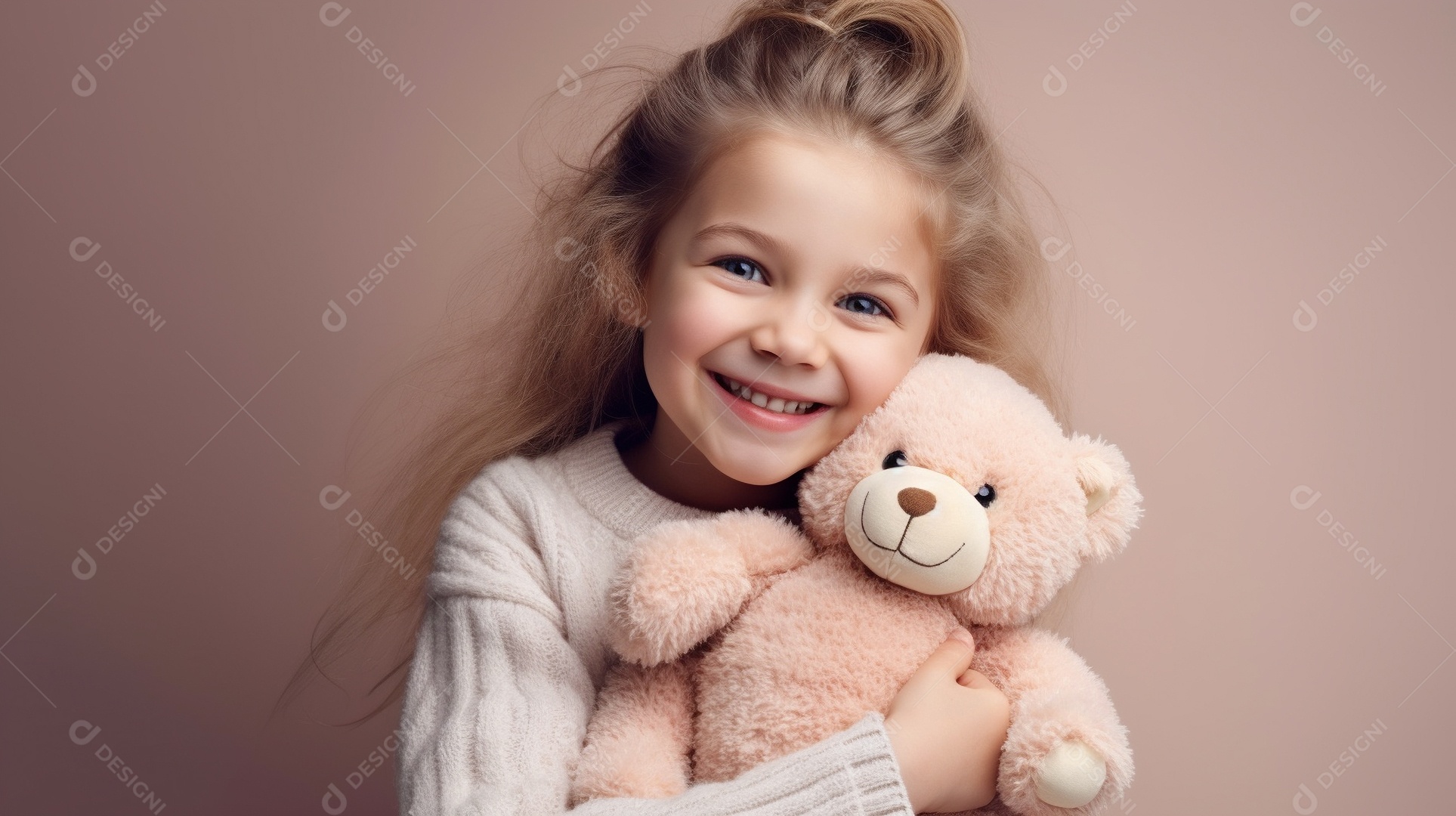 Garota branca em roupas casuais se diverte, abraça o ursinho de pelúcia