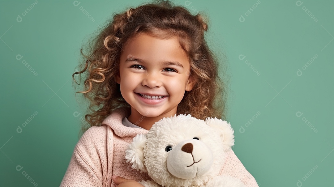 Garota branca em roupas casuais se diverte, abraça o ursinho de pelúcia