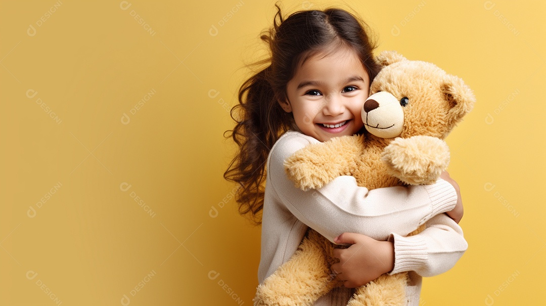 Garota branca em roupas casuais se diverte, abraça o ursinho de pelúcia