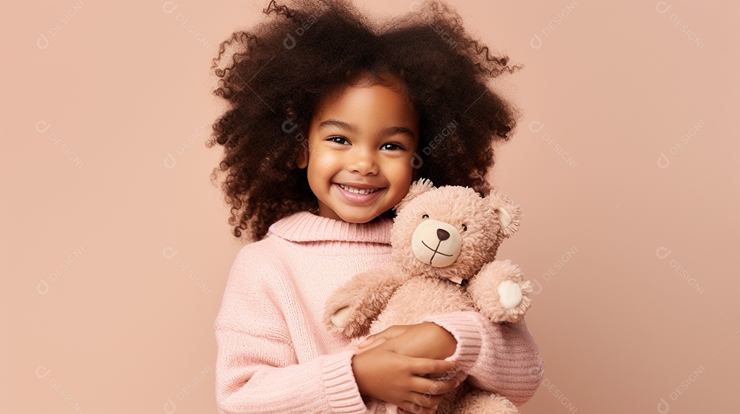 Garota negra com roupas casuais se diverte, abraça o ursinho de pelúcia