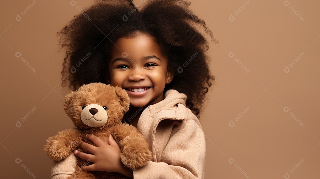 Garota negra com roupas casuais se diverte, abraça o ursinho de pelúcia