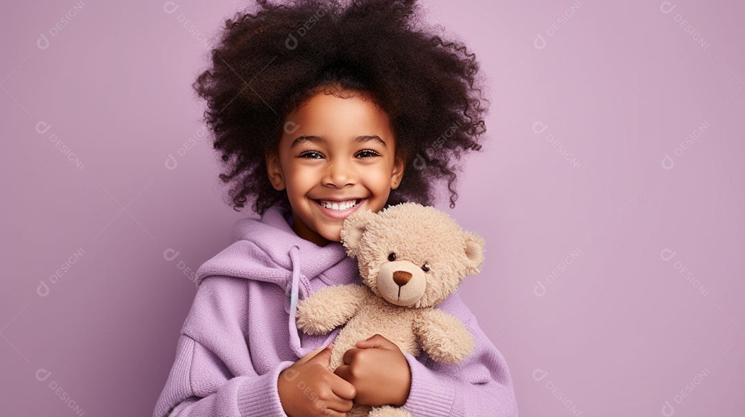 Garota negra com roupas casuais se diverte, abraça o ursinho de pelúcia