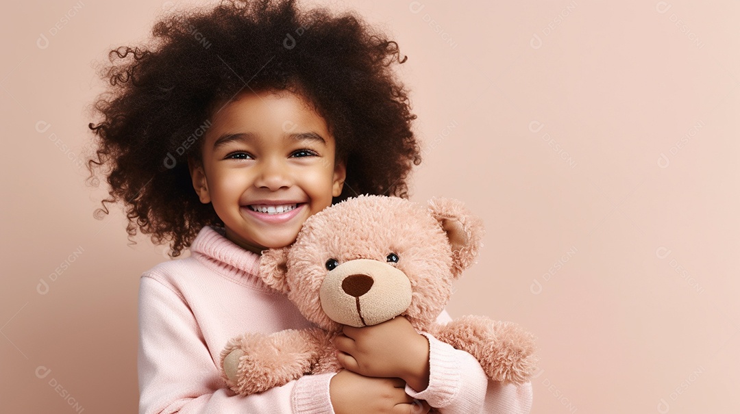 Garota negra com roupas casuais se diverte, abraça o ursinho de pelúcia