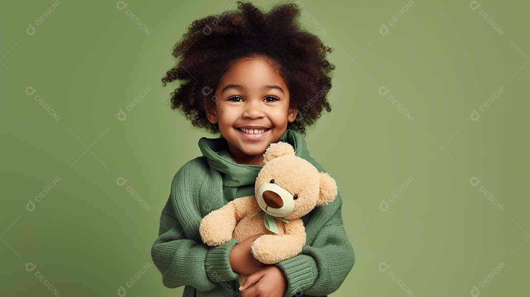 Garota negra com roupas casuais se diverte, abraça o ursinho de pelúcia