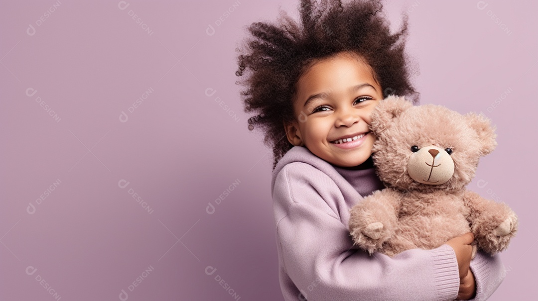 Garota negra com roupas casuais se diverte, abraça o ursinho de pelúcia