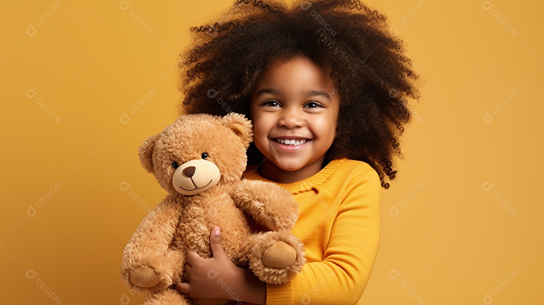 Garota negra com roupas casuais se diverte, abraça o ursinho de pelúcia