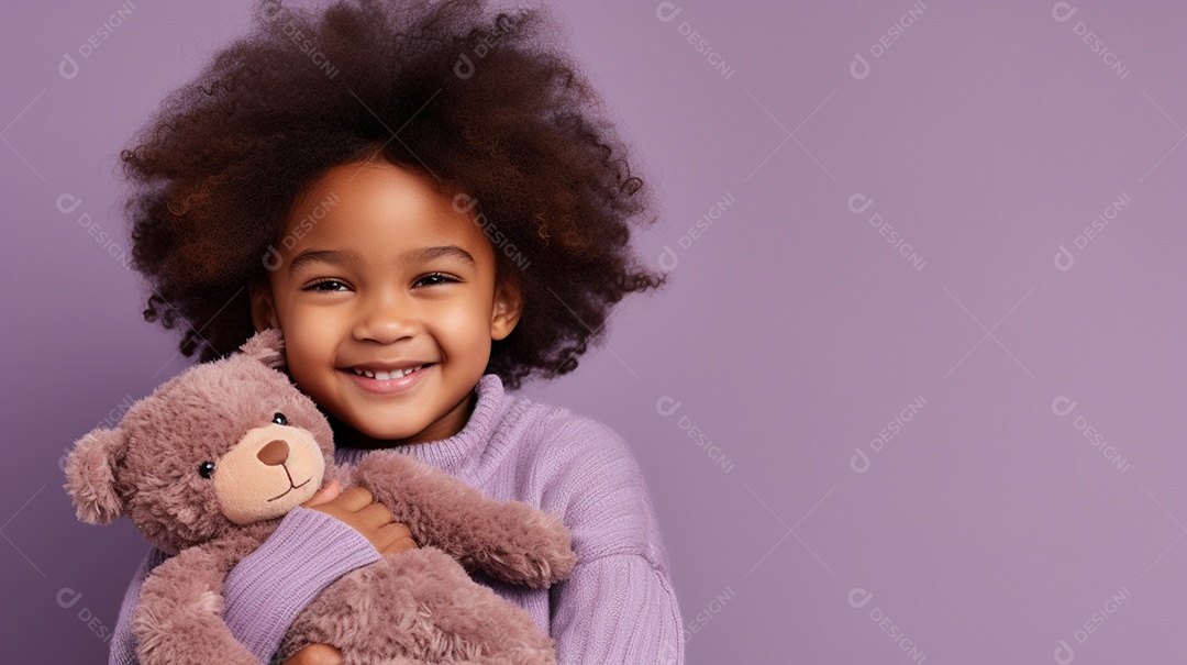 Garota negra com roupas casuais se diverte, abraça o ursinho de pelúcia