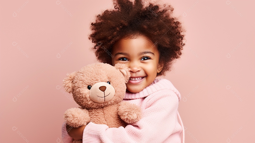 Garota negra com roupas casuais se diverte, abraça o ursinho de pelúcia