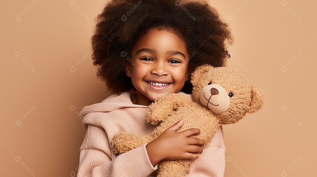 Garota negra com roupas casuais se diverte, abraça o ursinho de pelúcia