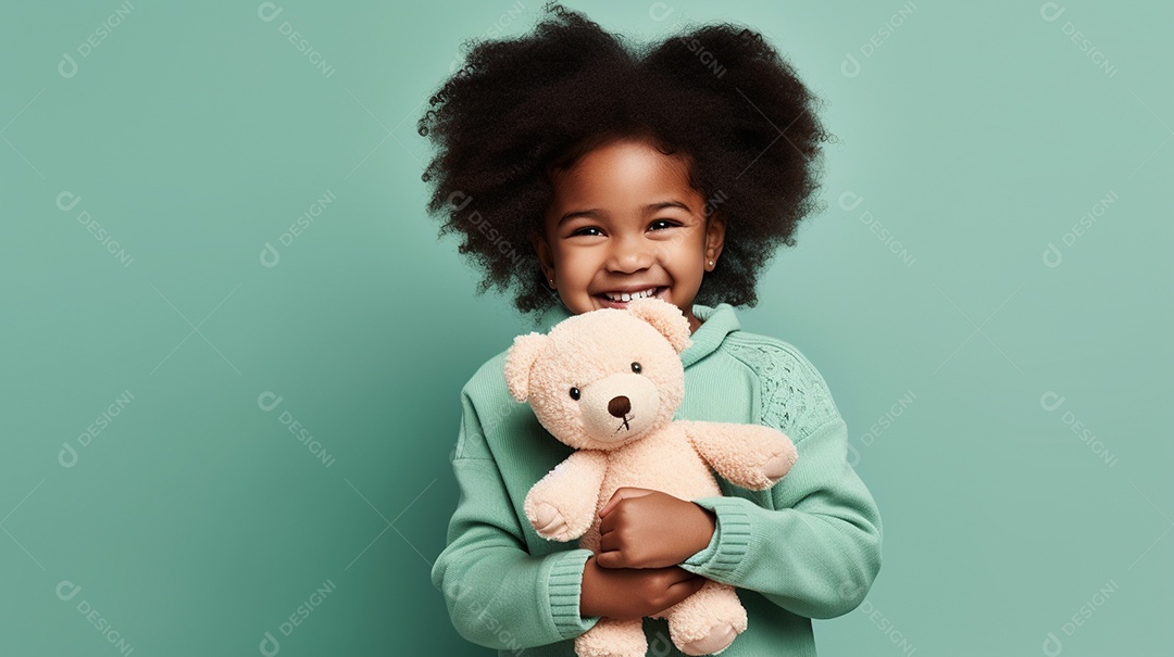 Garota negra com roupas casuais se diverte, abraça o ursinho de pelúcia