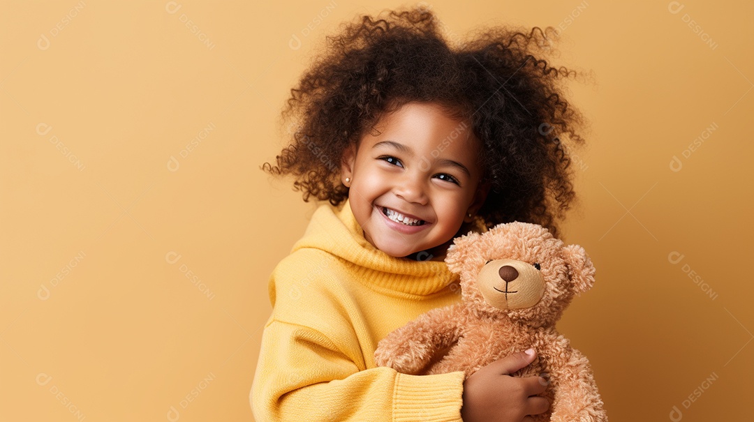 Garota negra com roupas casuais se diverte, abraça o ursinho de pelúcia