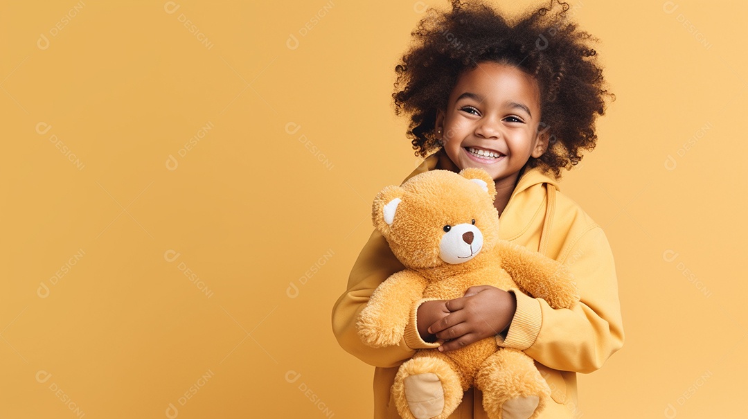 Garota negra com roupas casuais se diverte, abraça o ursinho de pelúcia