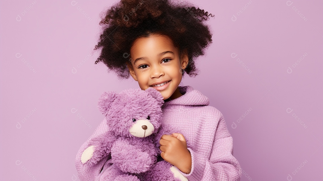 Garota negra com roupas casuais se diverte, abraça o ursinho de pelúcia