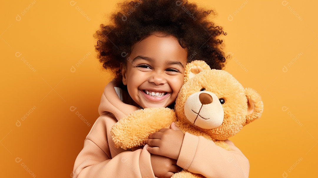 Garota negra com roupas casuais se diverte, abraça o ursinho de pelúcia