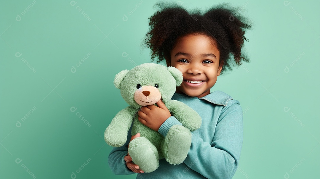 Garota negra com roupas casuais se diverte, abraça o ursinho de pelúcia