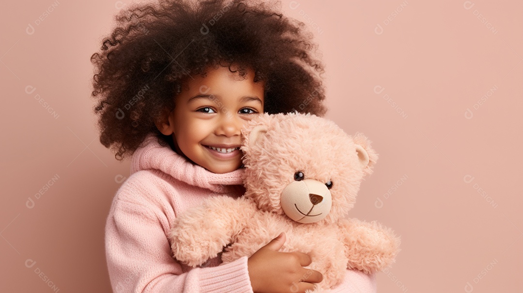 Garota negra com roupas casuais se diverte, abraça o ursinho de pelúcia